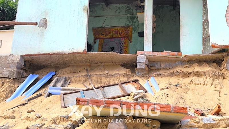 Chứng kiến cảnh sóng biển tiến sát nhà mình, chị Võ Thị Mến thở dài: 