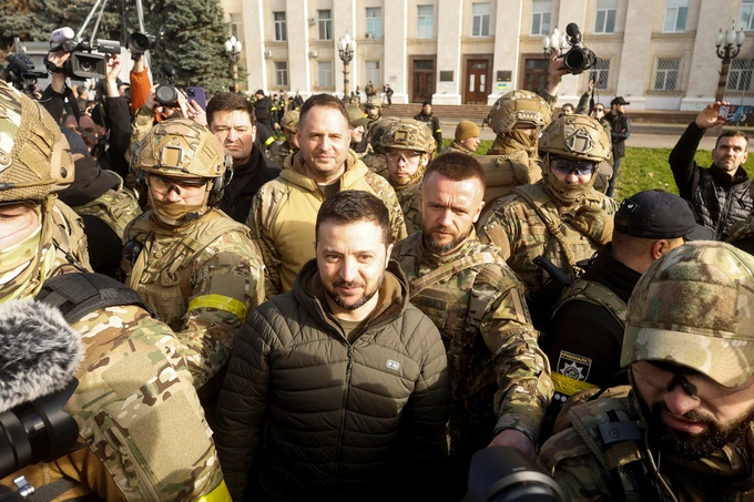 ​ Ông Zelensky thăm Kherson ngày 14/11. Ảnh: Reuters.