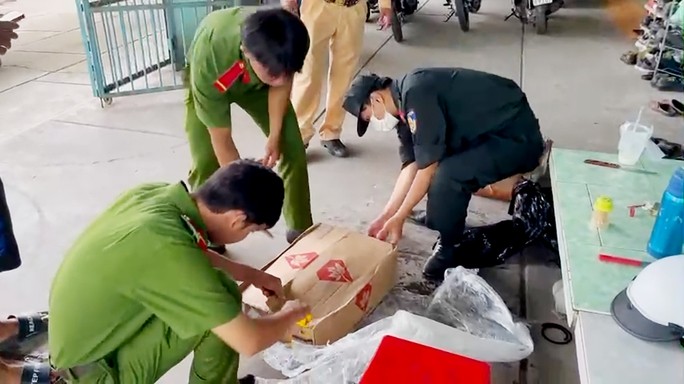 Tài xế quê Quảng Bình bị bắt quả tang chở hàng lậu ở An Giang - Ảnh 2.
