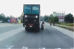 Video: 2 cô gái đi trên xe máy đánh võng, va chạm với xe tải