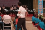 Bật cười khoảnh khắc nam giáo viên nhún nhảy dưới sân khấu 'nhắc bài' cho học sinh