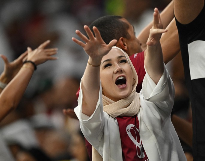 Màn cổ vũ của một cổ động viên nữ trung lập trong trận đấu giữa Qatar và Ecuador.