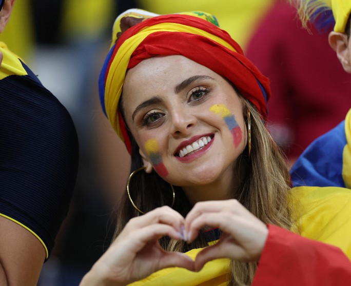Biểu cảm tươi tắn của cổ động viên nữ Ecuador khi đội bóng Nam Mỹ thắng trận.