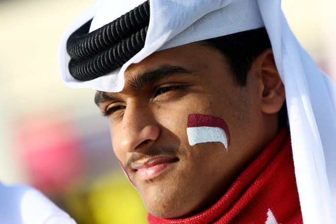 Và cũng không thiếu vẻ đẹp nam tính của cổ động viên Qatar.