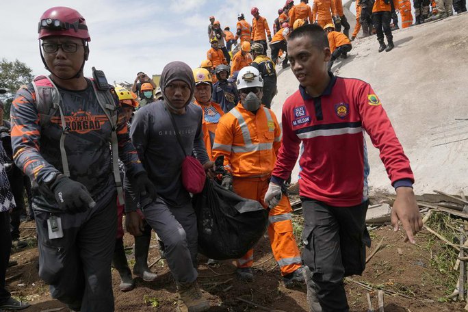 Động đất Indonesia: Thương vong lên gần 1.300, báo cáo đau lòng từ 51 trường học