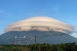 Mây thấu kính lạ mắt vây quanh đỉnh núi Bà Đen