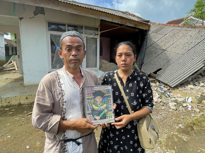 Thảm họa động đất ở Indonesia: Phụ huynh đau đớn bên thi thể con gái - Ảnh 1.