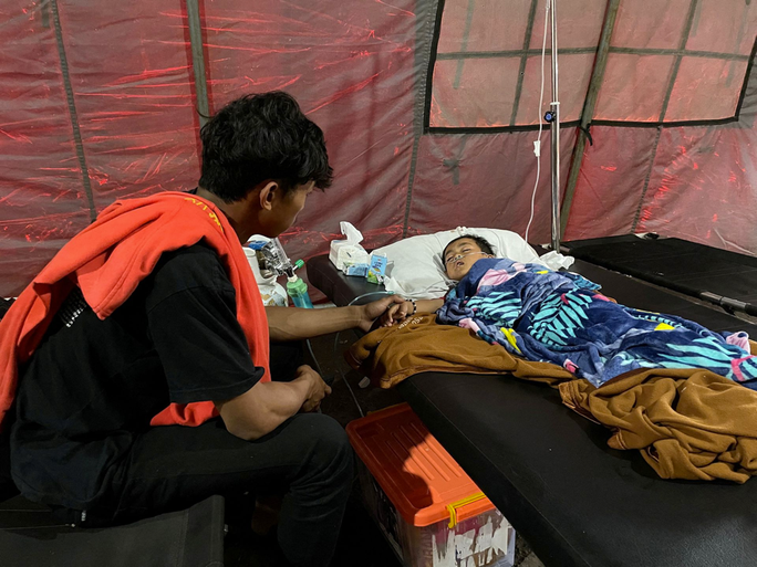 Thảm họa động đất ở Indonesia: Phụ huynh đau đớn bên thi thể con gái - Ảnh 2.