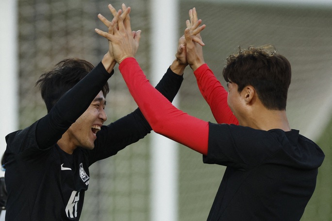 Song Bum-keun và Lee Kang-in của tuyển Hàn Quốc trước trận gặp Uruguay.