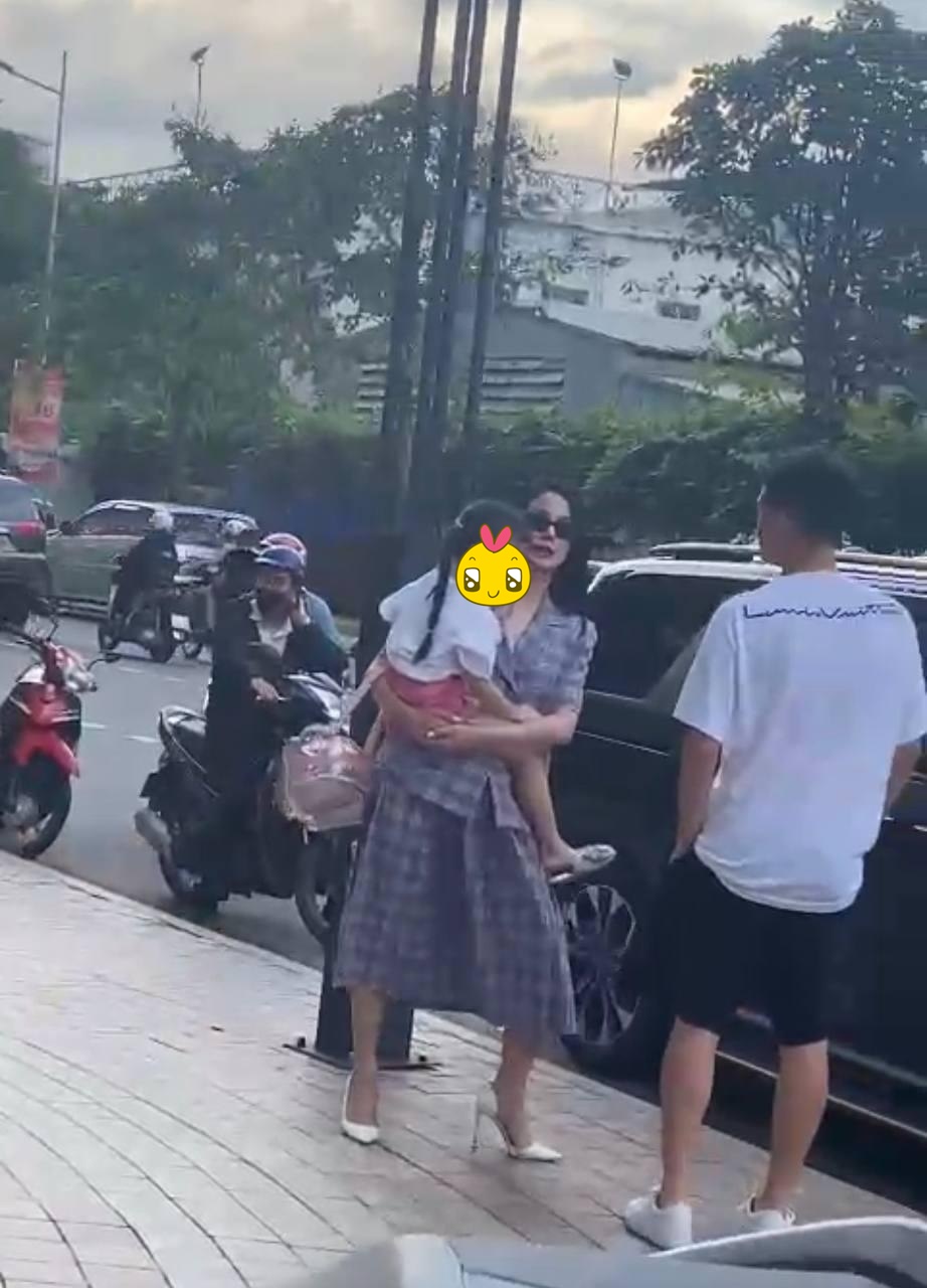 HOT: Diệp Lâm Anh bị chồng cũ chặn xe trước trường con gái lớn, phải cố thủ trong xe chờ bạn tới giúp