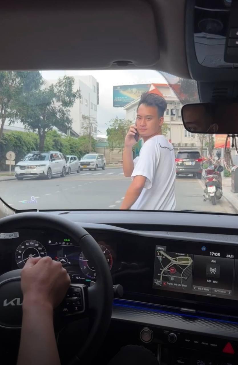 HOT: Diệp Lâm Anh bị chồng cũ chặn xe trước trường con gái lớn, phải cố thủ trong xe chờ bạn tới giúp - 1