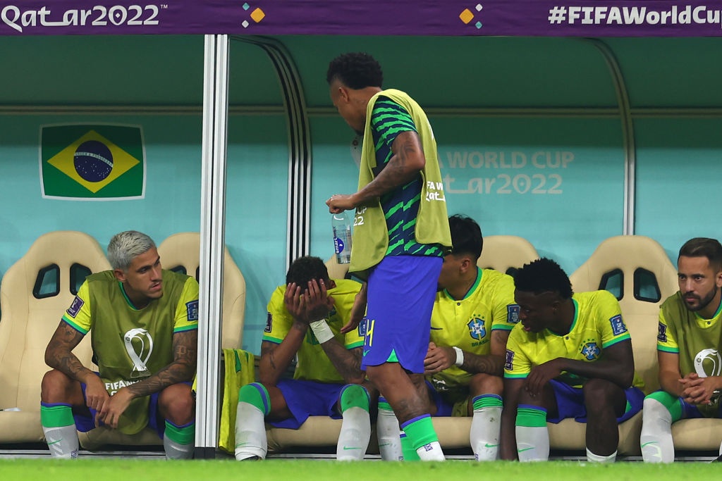  Neymar bật khóc khi được thay ra.
