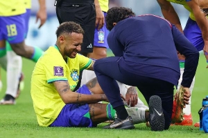 Neymar bật khóc vì chấn thương
