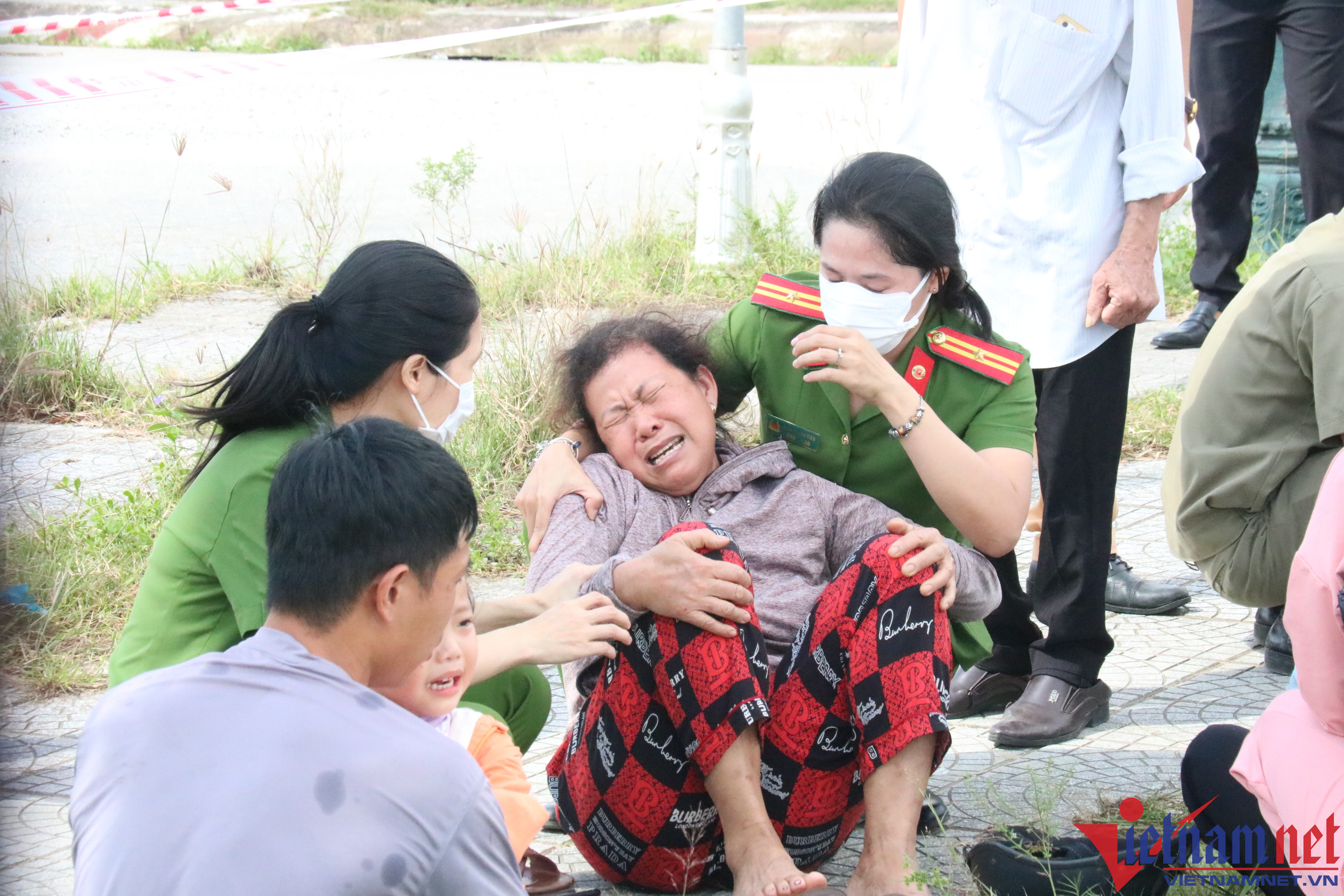 Người thân gào khóc bên thi thể các nạn nhân. Ảnh VietNamNet.