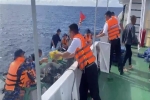 Sóng lớn lật tàu, 9 ngư dân Quảng Ngãi gặp nạn, 2 người mất tích