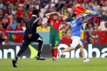 Người đàn ông cầm cờ cầu vồng chạy xuống sân đấu Bồ Đào Nha - Uruguay