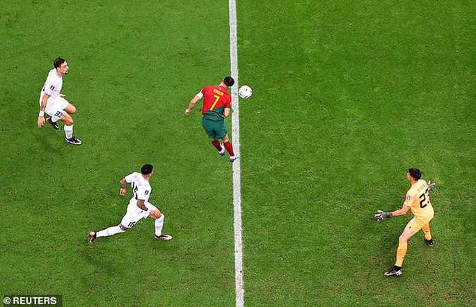 Có vẻ Ronaldo không chạm được đầu vào bóng.