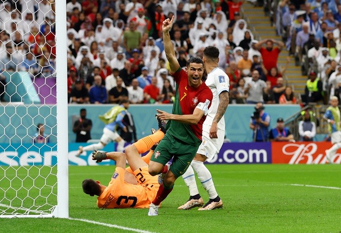 Ronaldo ăn mừng vì ngỡ mình ghi bàn.