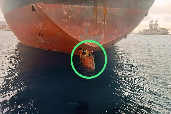 Ba người trốn trên bánh lái của tàu chở dầu trong 11 ngày