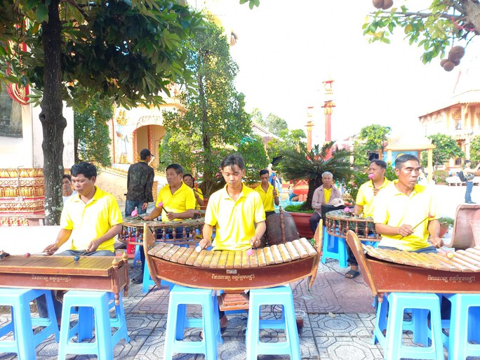 Các nghệ dân biểu diễn nhạc ngũ âm của đồng bào Khmer.