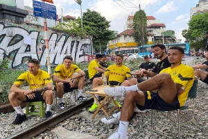 Nhiều cầu thủ Borussia Dortmund chụp ảnh ở cà phê đường tàu
