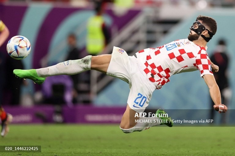 Josko Gvardiol đang chứng minh vì sao anh vì sao anh là trung vệ được săn đón nhiều nhất tại Châu Âu. Nổi bật là tình huống cản phá bóng đáng kinh ngạc để từ chối bàn thắng của Romelu Lukaku. Cầu thủ của Leipzig sẽ là nhân tố chủ chốt của Croatia ở vòng 16 đội.  Ảnh: AFP