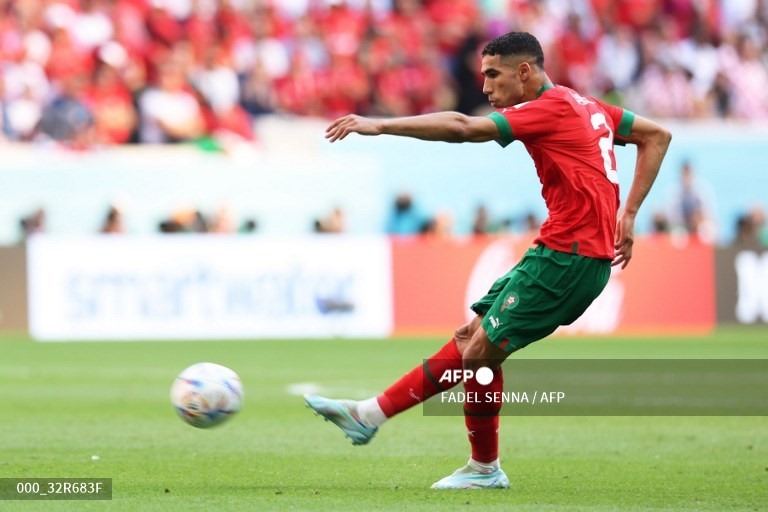 Maroc là đội tuyển gây bất ngờ tại World Cup 2022, vượt qua Croatia và Bỉ để đứng đầu bảng F. Trong đó, phải kể đến phong độ xuất sắc của Achraf Hakimi. Hậu vệ 24 tuổi lên công về thủ không biết mệt mỏi, mang đến sự đột biến bên cánh phải của đại diện Châu Phi.  Ảnh: AFP