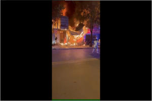 Clip: Dập tắt đám cháy tại ki ốt ở Hà Đông
