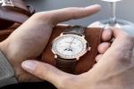 Chồng 'cầm nhầm' đồng hồ tại khay hành lý ở sân bay, đưa cho vợ đeo