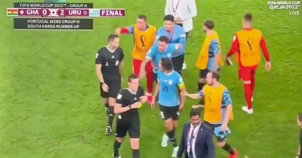 Tấn công trọng tài World Cup, thúc cùi chỏ vào quan chức FIFA, trung vệ Uruguay nguy cơ bị treo giò 15 trận