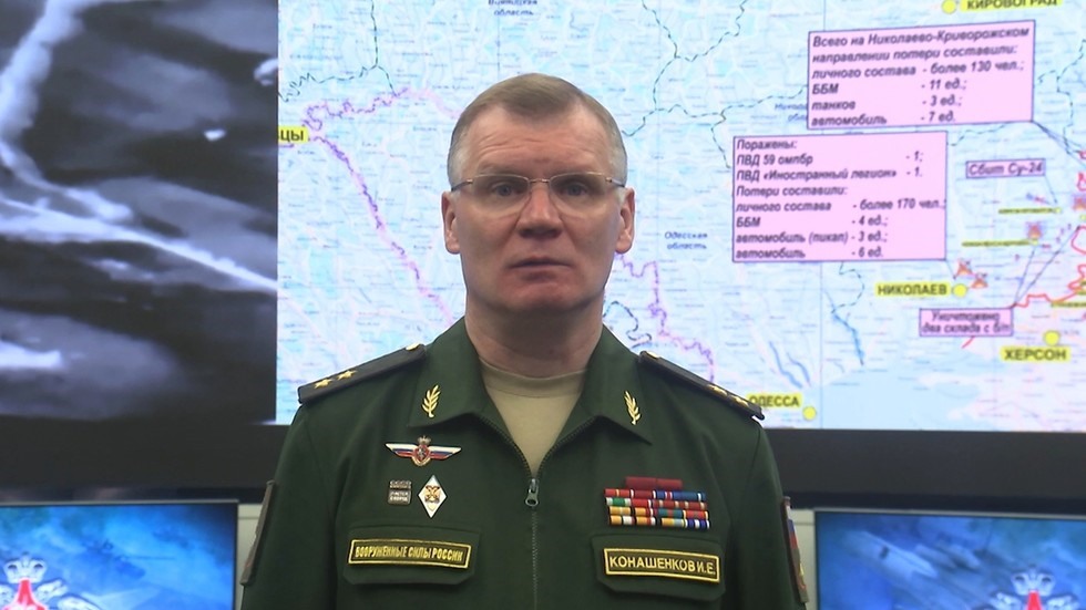 Người phát ngôn Bộ Quốc phòng Nga Igor Konashenkov báo cáo tóm tắt về chiến dịch quân sự ở Ukraina tại Trung tâm Quản lý Quốc phòng Quốc gia Nga tại Mátxcơva. Ảnh: Bộ Quốc phòng Nga