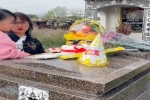 Xót xa cảnh người vợ đưa con gái nhỏ ra thăm mộ hát mừng sinh nhật bố
