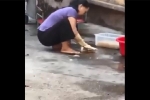 Dân mê ẩm thực đường phố 'sốc' nặng với clip người phụ nữ 'vệ sinh dụng cụ' để đi nướng thịt