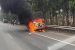 Hà Nội: Ô tô bốc cháy dữ dội trên Đại lộ Thăng Long
