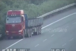 Video: Giật mình khoảnh khắc xe chở hóa chất tông thẳng vào đuôi xe tải