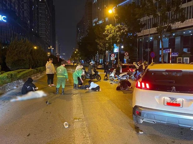 Hà Nội: Nữ tài xế điều khiển ô tô Peugeot tông nhiều người đi bộ - 1