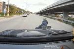 Bị xe ôtô đâm văng xuống đường, tài xế xe máy vẫn phải cúi đầu xin lỗi