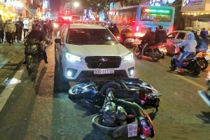 Ô tô gây tai nạn liên hoàn, đâm 10 xe máy trên phố ở Hà Nội