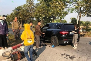 Va chạm với xe Mercedes, người phụ nữ tử vong ở Hà Nội