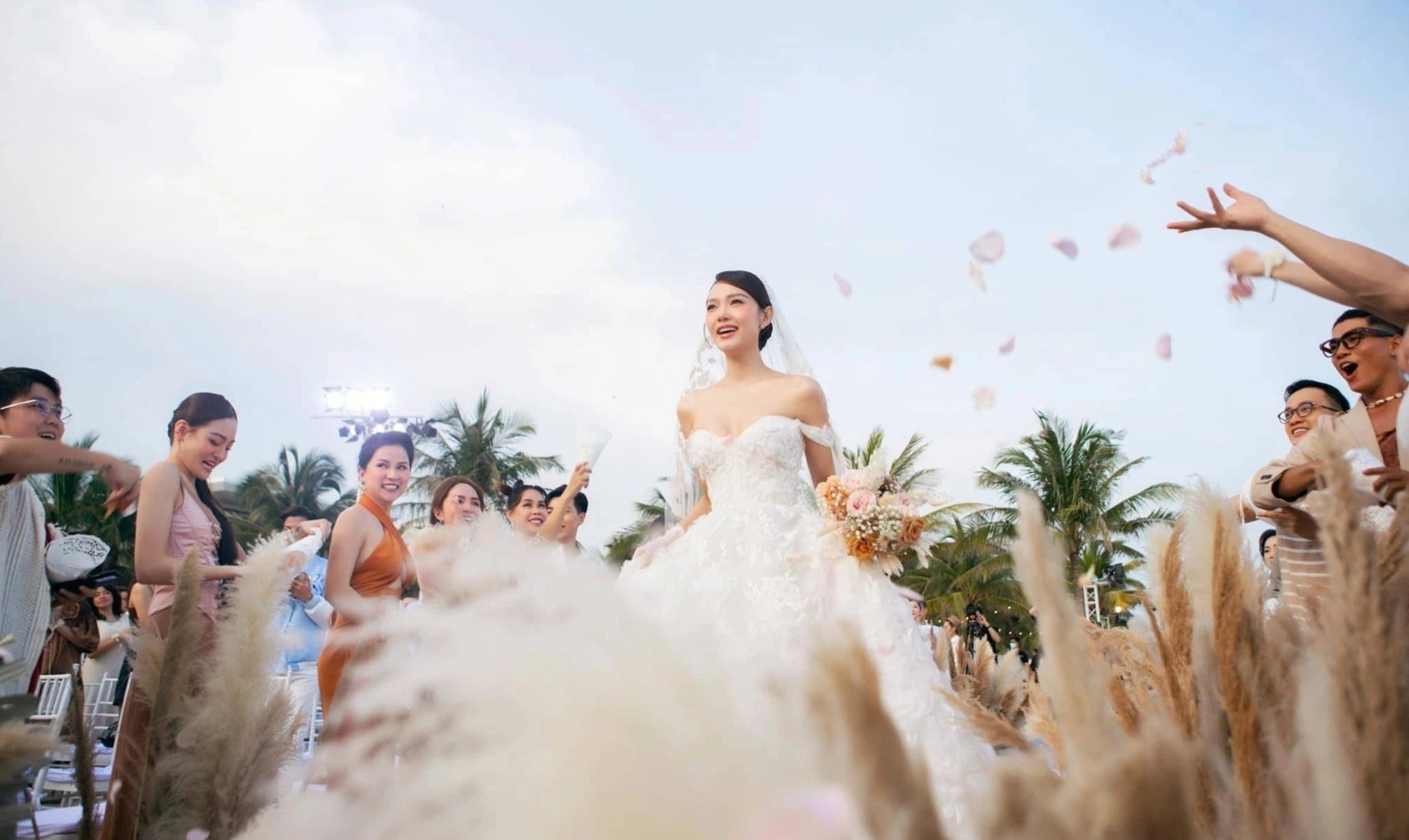 Những diễn viên Việt được khen đẹp khi mặc váy cưới trên phim  Giải trí   ZINGNEWSVN
