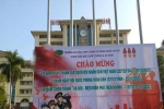 Đình chỉ 2 cán bộ trường đại học vì in pano có hình cờ Trung Quốc