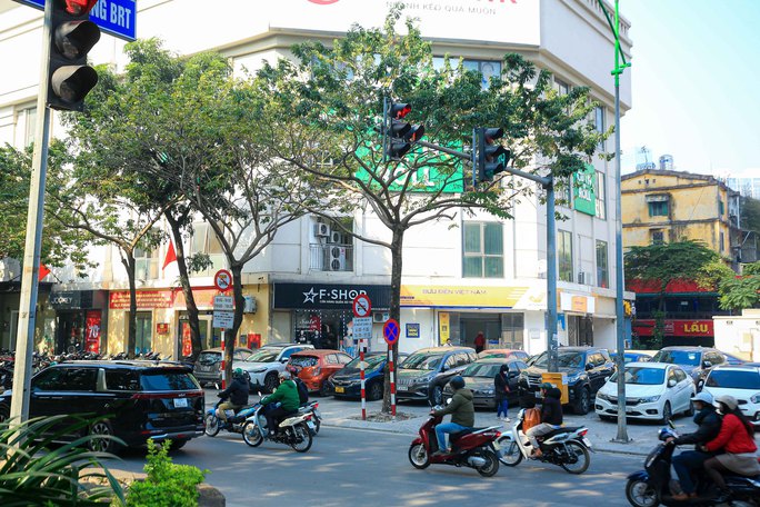 CLIP: Ôtô vẫn đỗ kín vỉa hè nhiều phố Hà Nội sau chỉ đạo của Chủ tịch TP Trần Sỹ Thanh? - Ảnh 9.