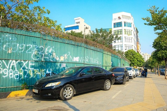 CLIP: Ôtô vẫn đỗ kín vỉa hè nhiều phố Hà Nội sau chỉ đạo của Chủ tịch TP Trần Sỹ Thanh? - Ảnh 15.