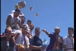 Tiền vệ Argentina ném tiền cho CĐV khi diễu hành