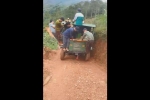 Hồi hộp chứng kiến 7 người đàn ông cùng 1 phụ nữ nhảy lên chiếc công nông chở quá tải sắp lật ở Tuyên Quang