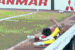 Video rõ nhất tình huống cầu thủ Malaysia đạp vào đầu Văn Hậu, giúp Việt Nam hưởng phạt đền