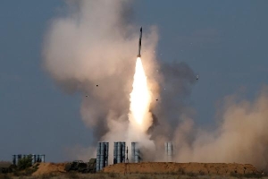 Tên lửa S-300 bắn từ Ukraine rơi trên đất Belarus