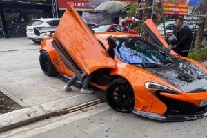 Siêu xe McLaren 650S 'sập gầm' trên vỉa hè Hà Nội