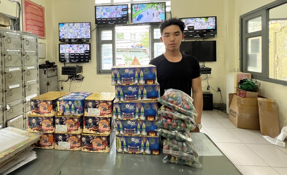 Thanh niên mang hơn 30 kg pháo nổ đi bán ở TP.HCM