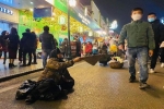 Hà Nội: Ở nhà mặt tiền ở phố lớn vẫn giả mạo người vô gia cư đi ăn xin